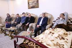 عیادت از همکار ایثارگر بازنشسته در شنبه‌های نیکوکاری توسط روسای بیمارستان مرکز طبی، دانشکده پزشکی و معاونت غذا و داروی دانشگاه