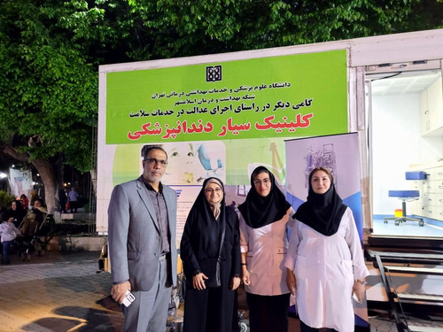 دکتر اولیایی منش، معاون بهداشت از غرفه‌های دانشگاه علوم پزشکی تهران، مسقر در پارک لاله که به مناسبت هفته سلامت برپا شده بود. 