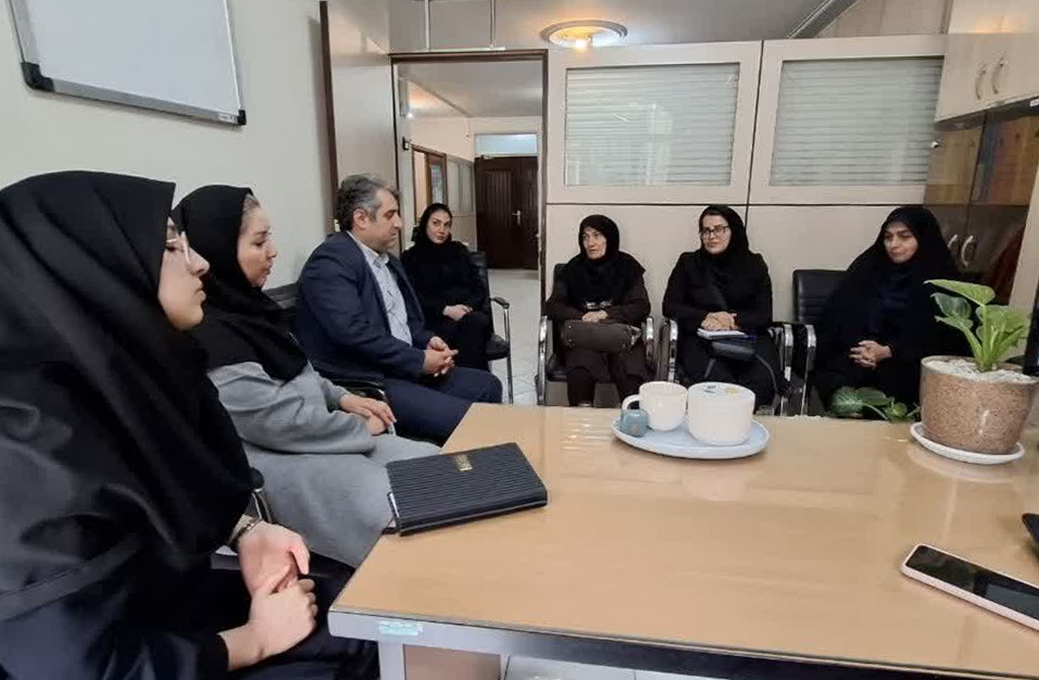 بازدید سرپرست گروه جوانی جمعیت و سلامت خانواده به همراه رئیس گروه کودکان و نوزادان و کارشناس نوزادان ستاد معاونت بهداشت از واحد سلامت خانواده ستاد مرکز بهداشت جنوب